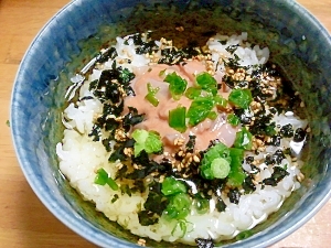 青の茶碗に盛り付けられたいかの塩辛冷やし茶漬け