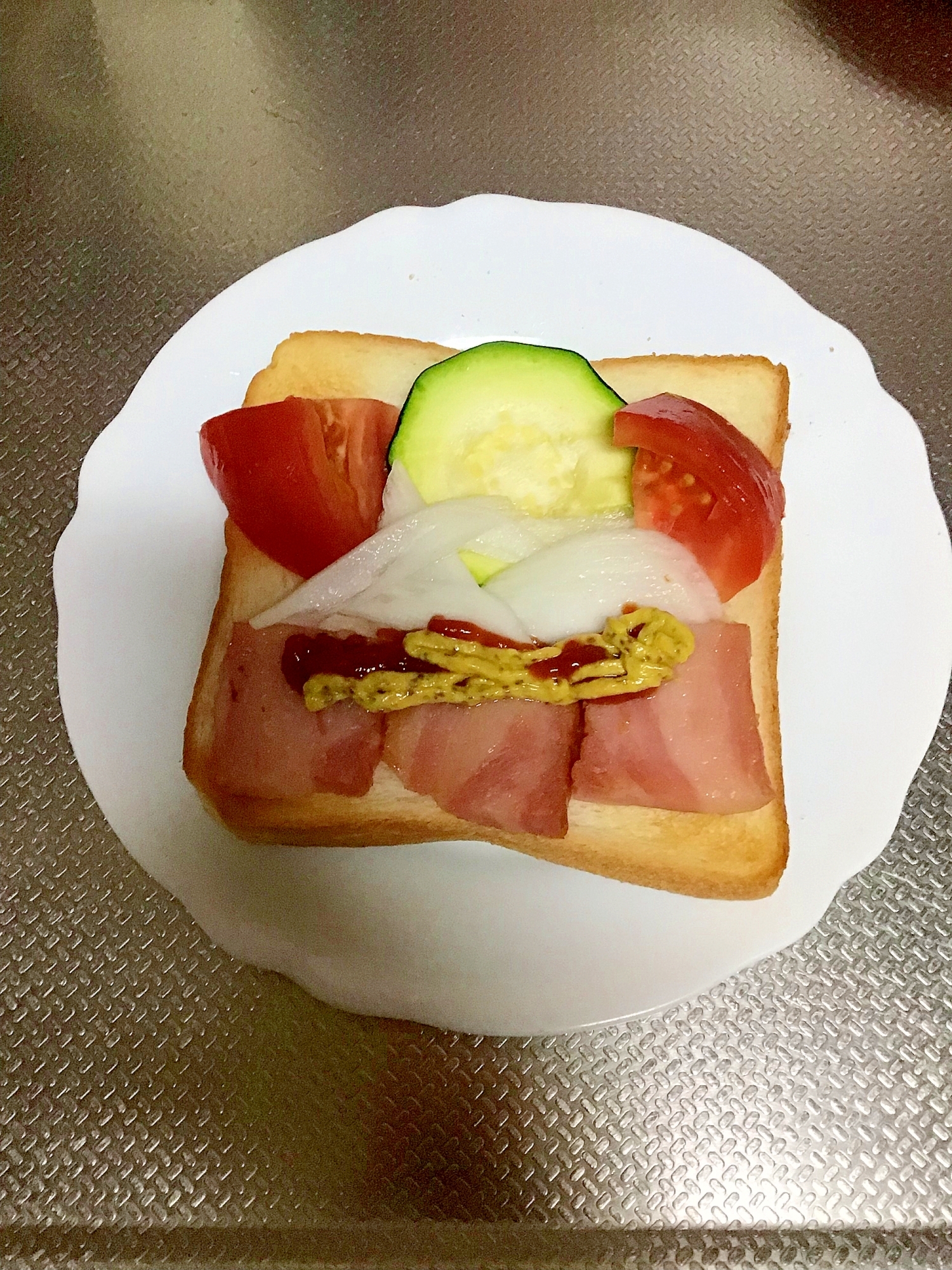 ベーコンとズッキーニとトマトと新玉ねぎの食パン。