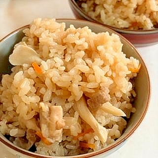 鶏ももと舞茸とにんじんの 炊き込みご飯
