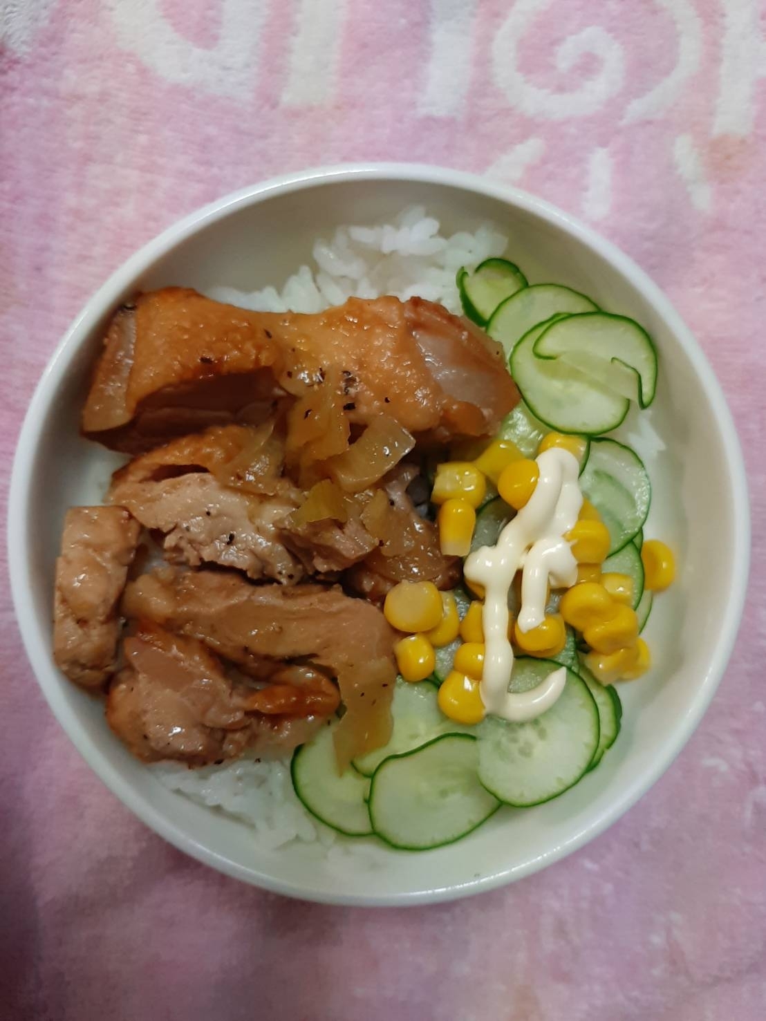 コーンきゅうりのせた若鶏チキンステーキ丼