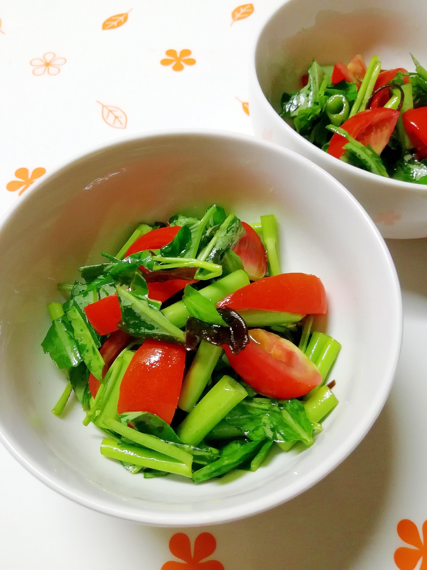 白い器に盛り付けた空芯菜とトマトのサラダ