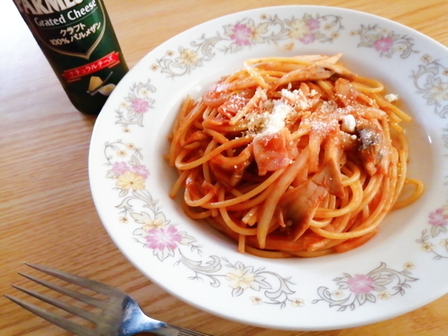 玉ねぎと舞茸とベーコンのケチャップパスタ