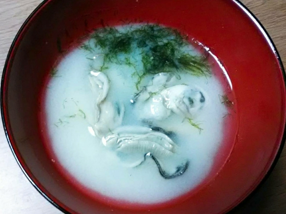 牡蠣と青さ海苔の白味噌汁