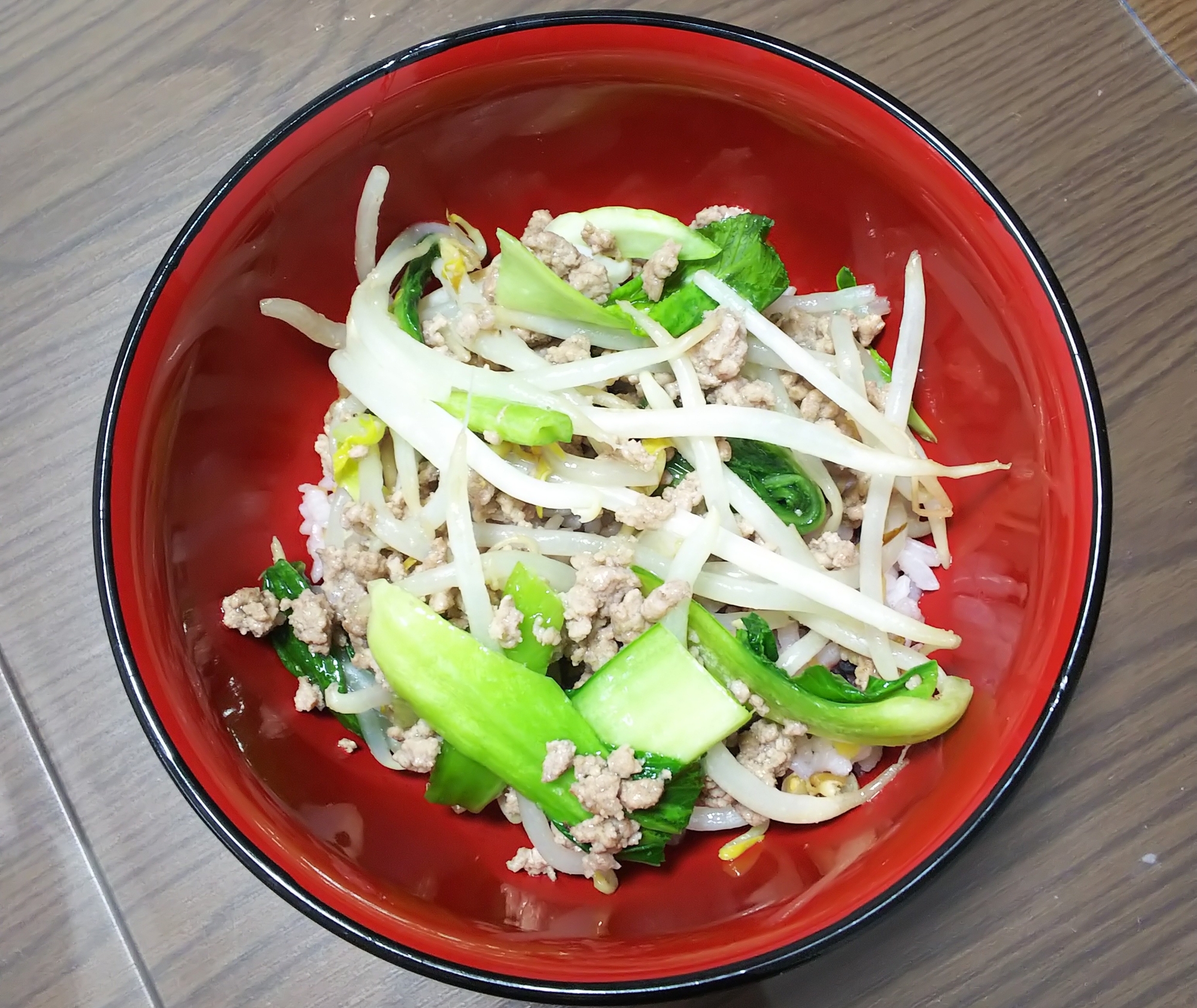 チンゲン菜ともやしの中華風挽き肉丼