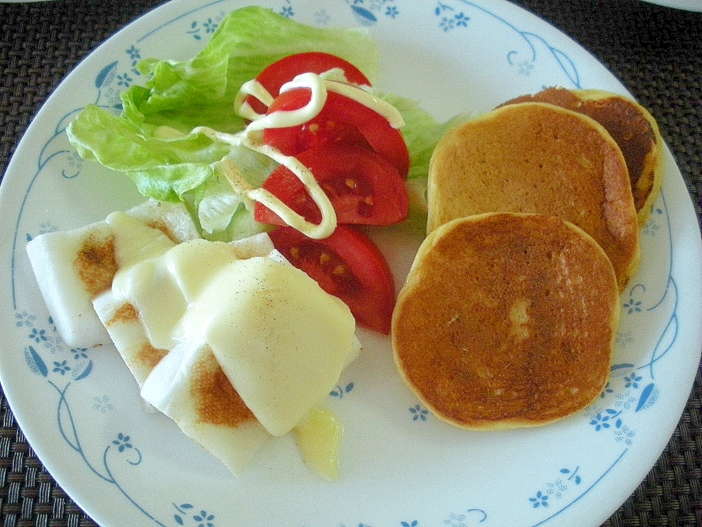 はんぺんのチーズ焼きと大豆粉パンケーキのワンプレ♪