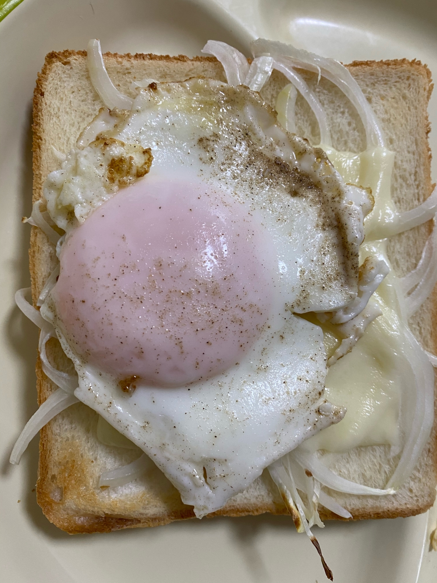 玉ねぎ♪目玉焼き乗っけトースト