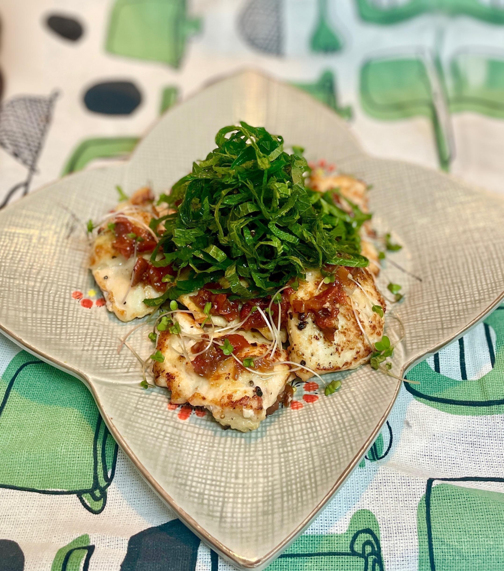 大葉と梅でさっぱり美味しい♡鶏むね肉の塩麹ソテー