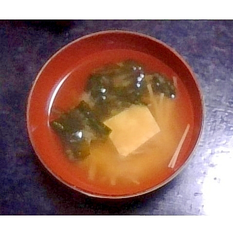 えのき・生わかめ・絹ごし豆腐の味噌汁