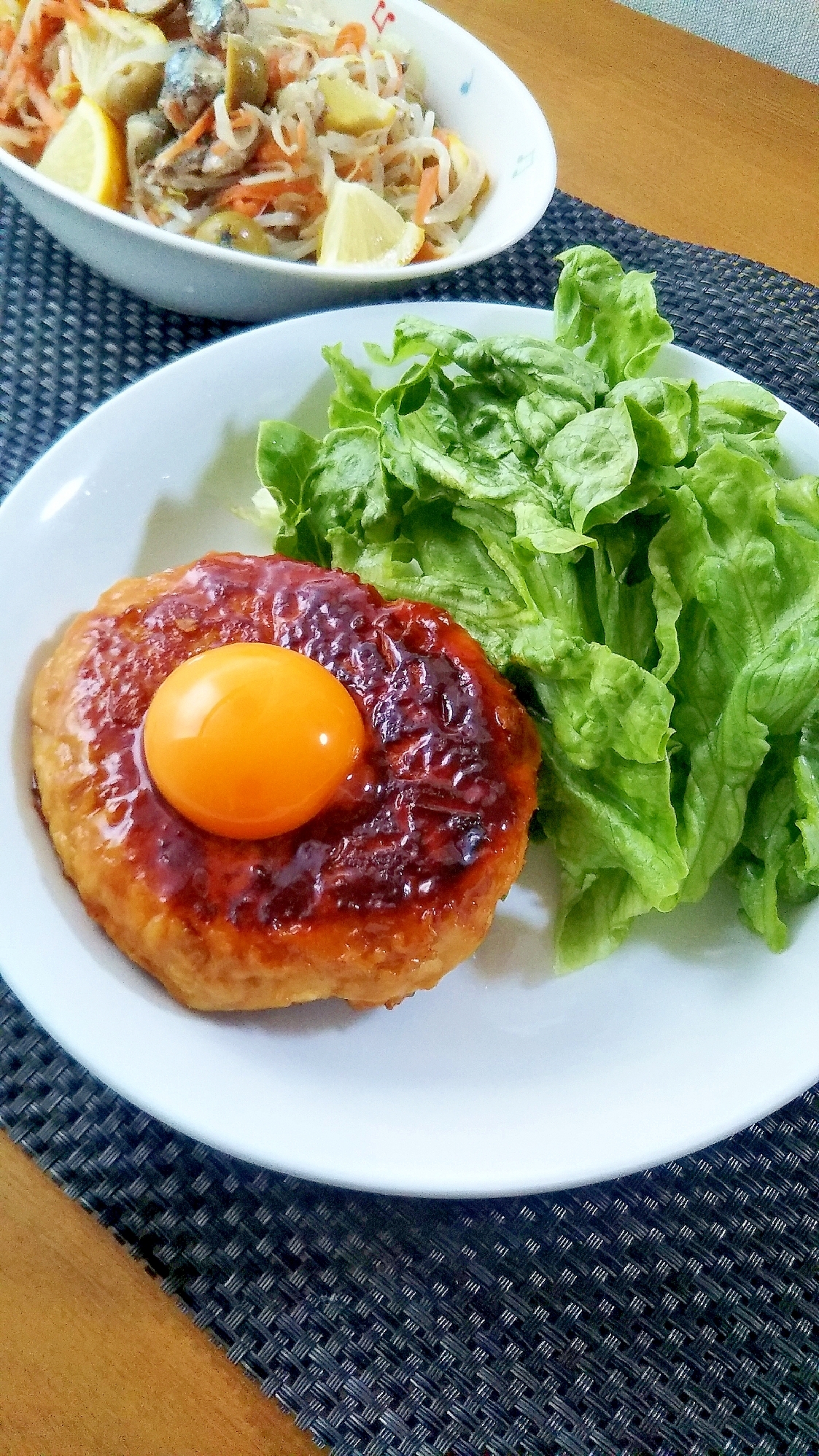 黄身のせ♡照り焼きチキンハンバーグ