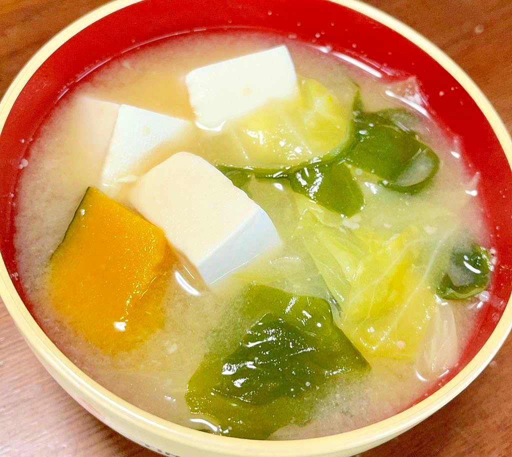 かぼちゃとキャベツと豆腐の味噌汁