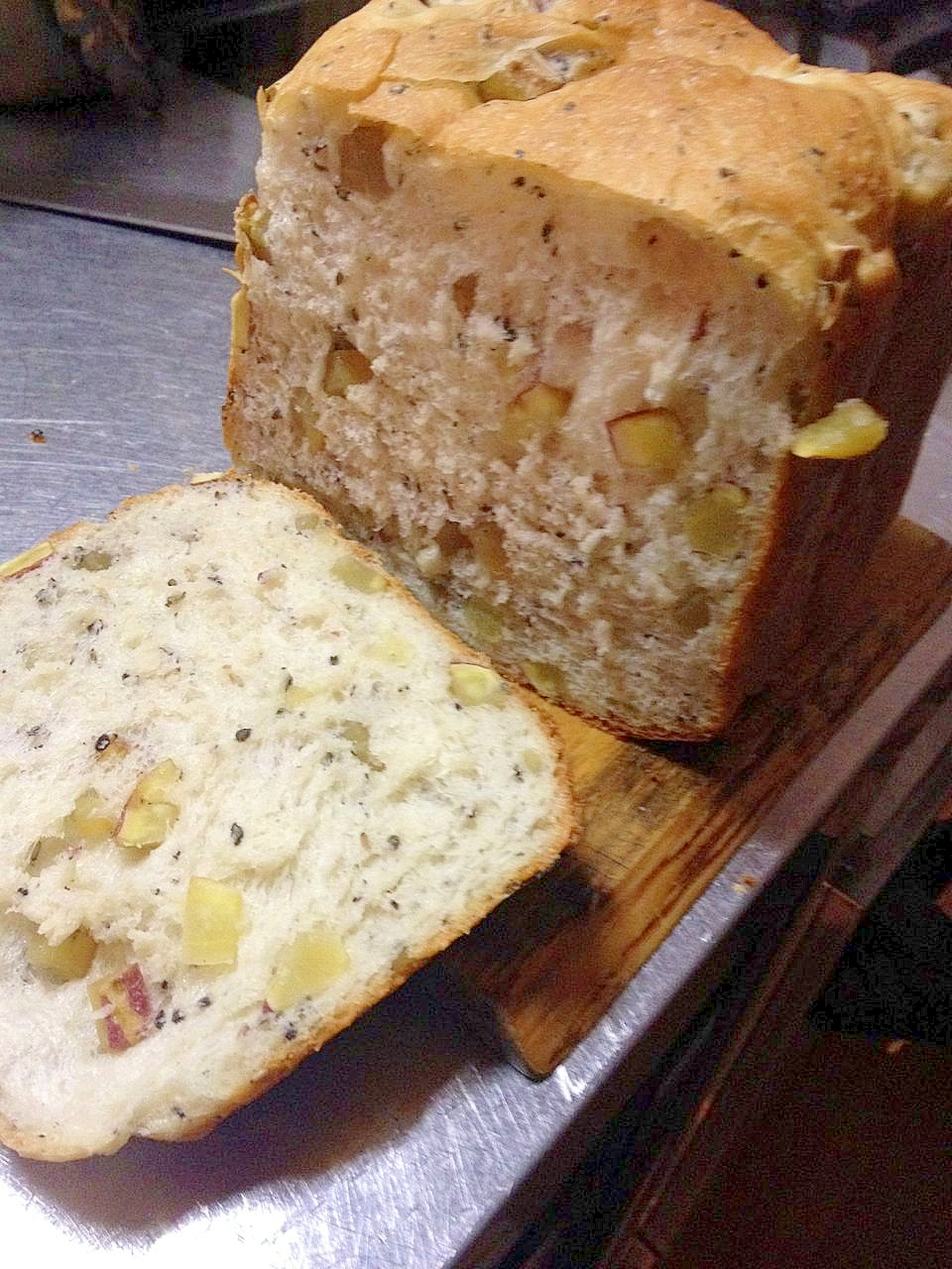 さつまいもと黒ごま食パン