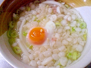 簡単！白だしで作る月見タヌキうどん