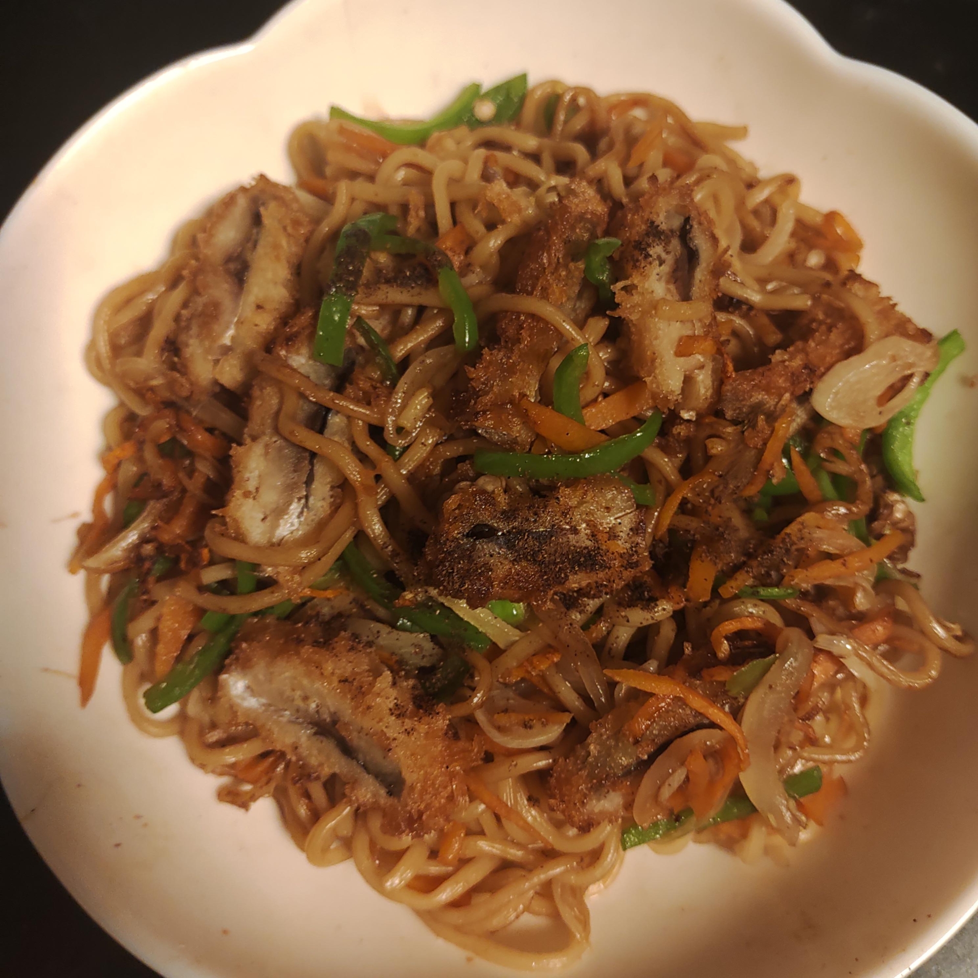 たまねぎ、ピーマン、にんじん、アジフライ焼きそば