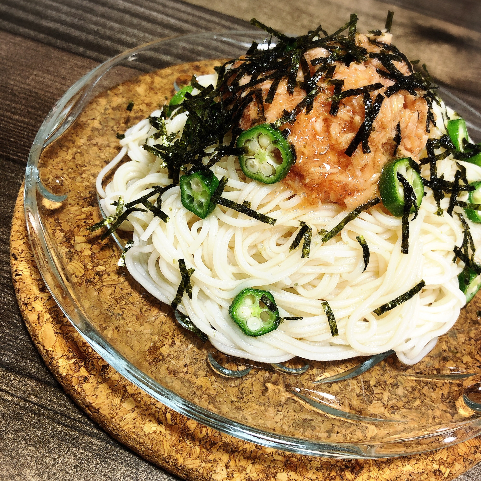 刻みオクラや明太子ソースがトッピングされたそうめん