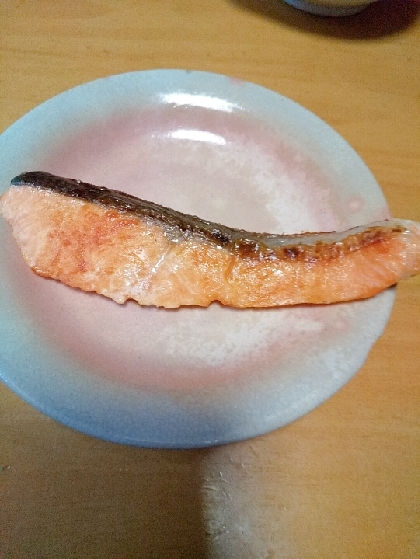 生鮭が美味しい塩鮭になりました。ごちそうさまでした(人´∀`*)
