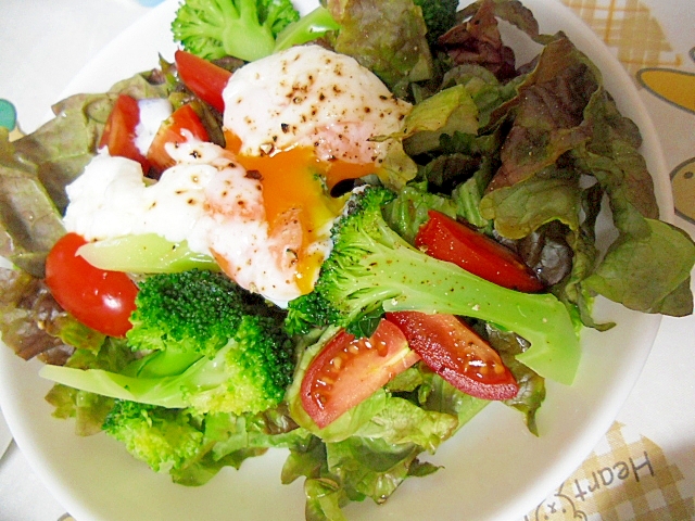 半熟卵と野菜のサラダ