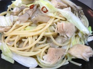 チキン水煮缶と舞茸のパスタ