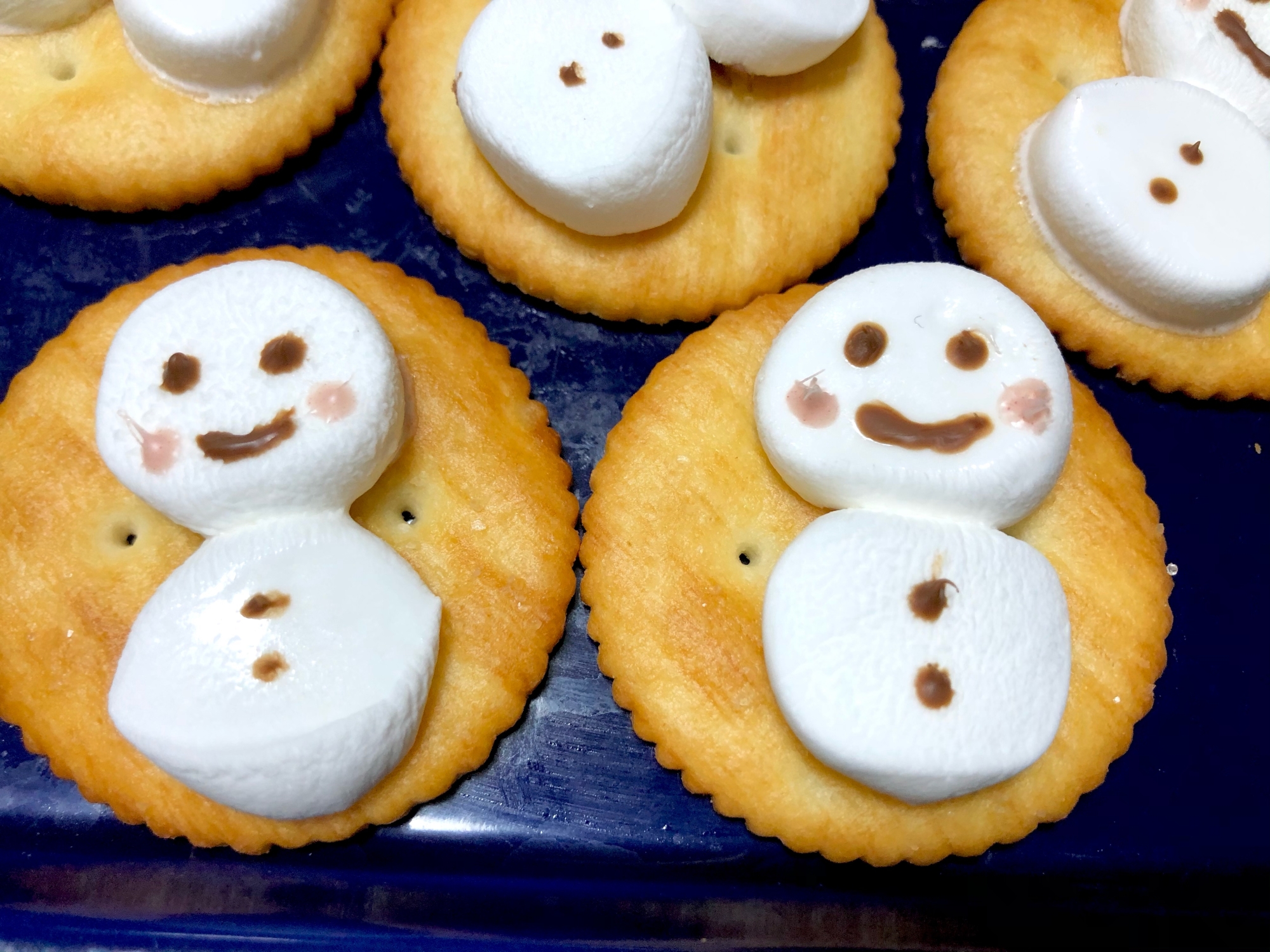 マショマロと一粒のチョコで簡単❤️雪だるまクッキー