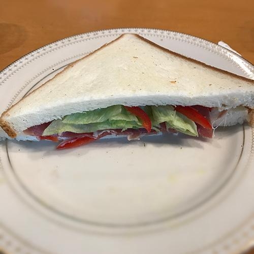 レタスと生ハムのサンドイッチ