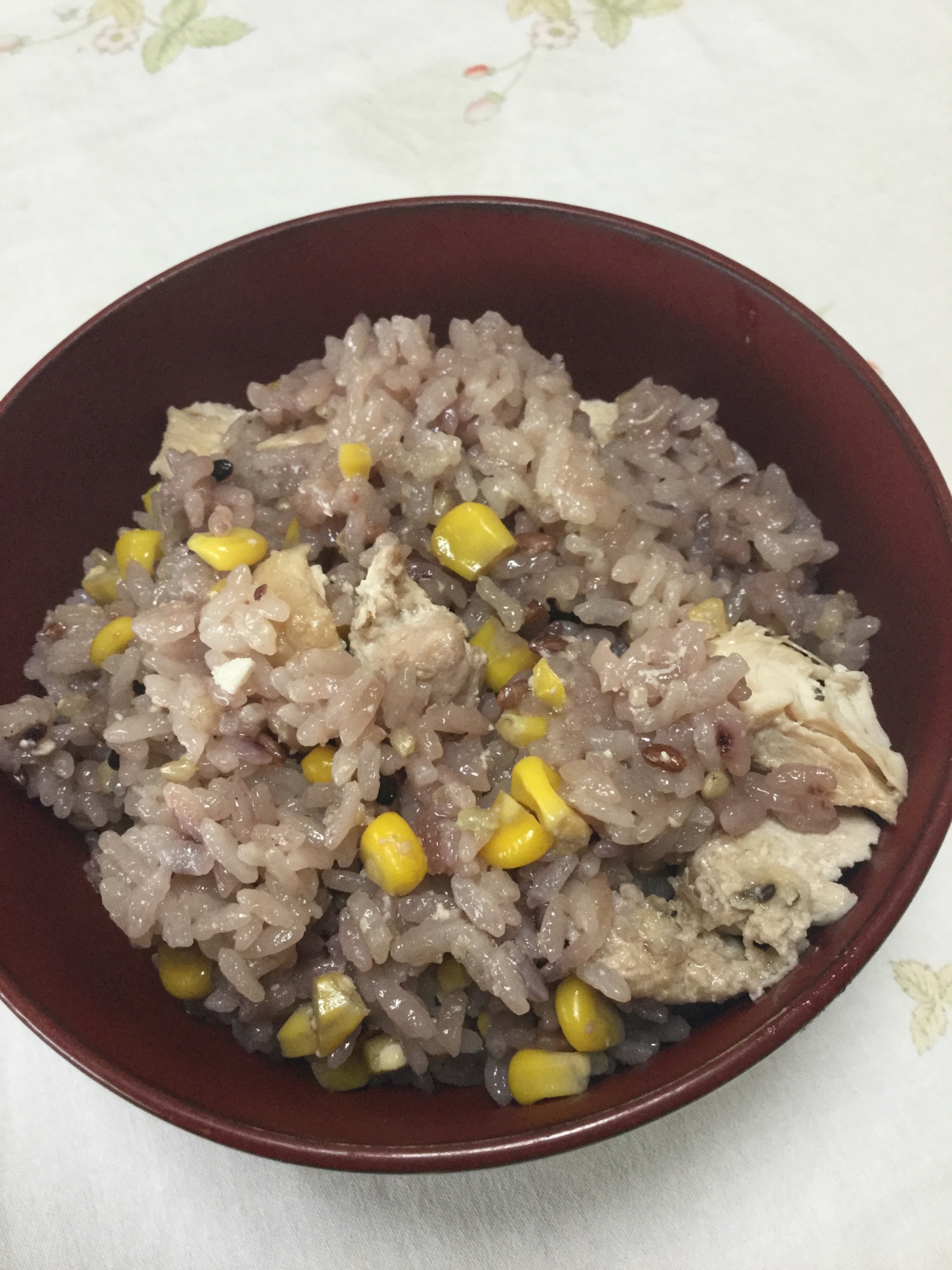 醤油麹で鶏胸肉とトウモロコシの炊き込みご飯