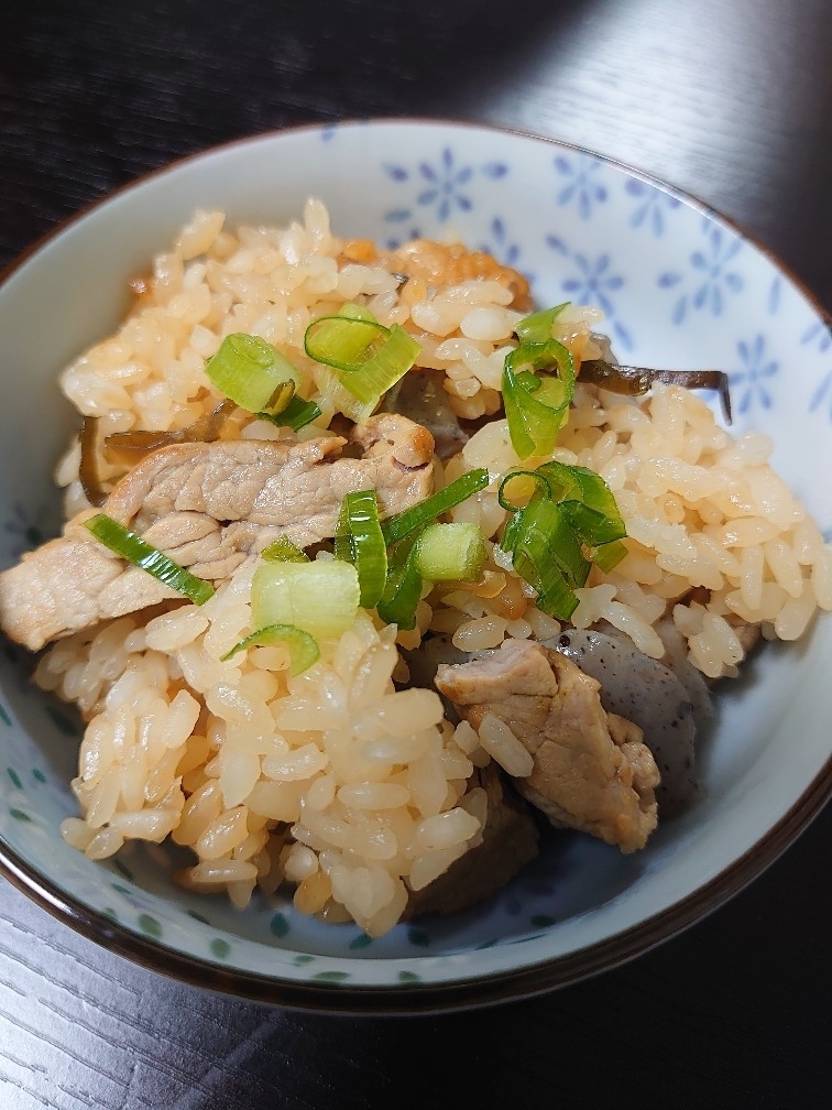 ゴロゴロ豚肉と塩こんぶの炊き込みご飯