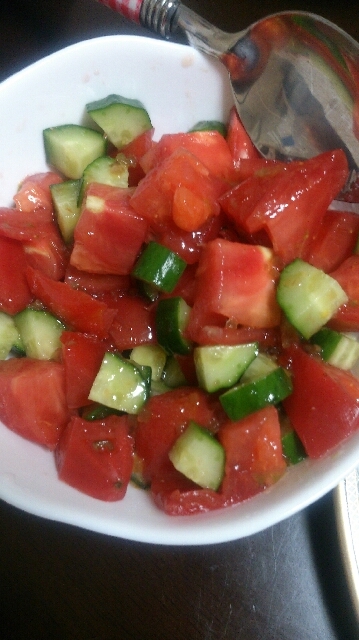 ぱぱっとサラダ★トマトときゅうりの角切り