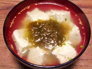 とろろ昆布とお豆腐のお吸い物