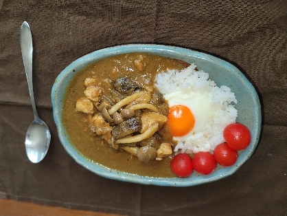 茄子と鶏肉に、シメジ、with 玉子！
茄子はすぐに火がとおって短時間で作れたので良かったです！
プチトマトは、洗っただけ(^^)
ワンプレートでいただきます！