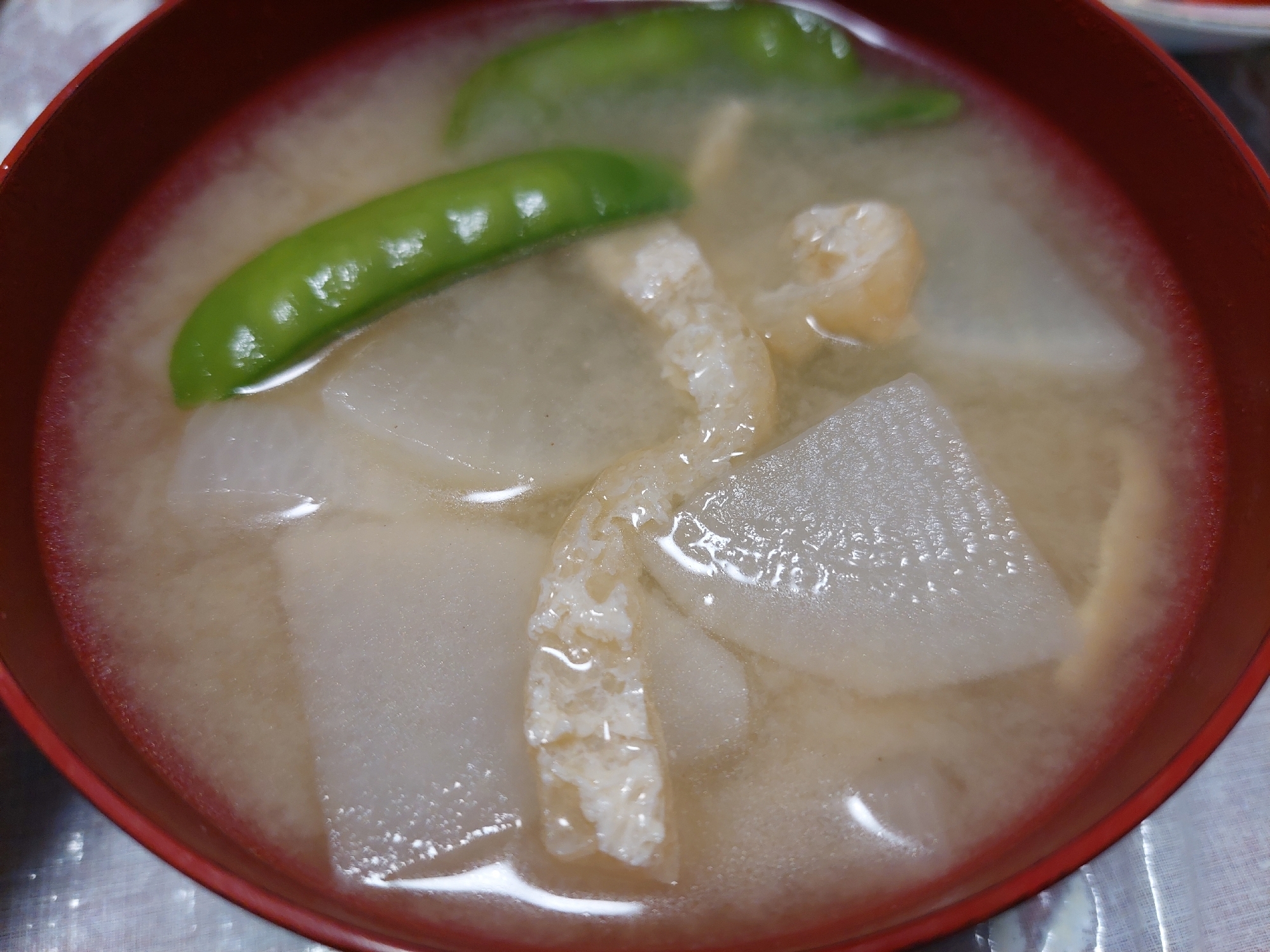 大根と絹さやと油揚げのお味噌汁