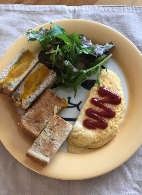 かぼちゃサラダのトーストサンドの朝ごはん