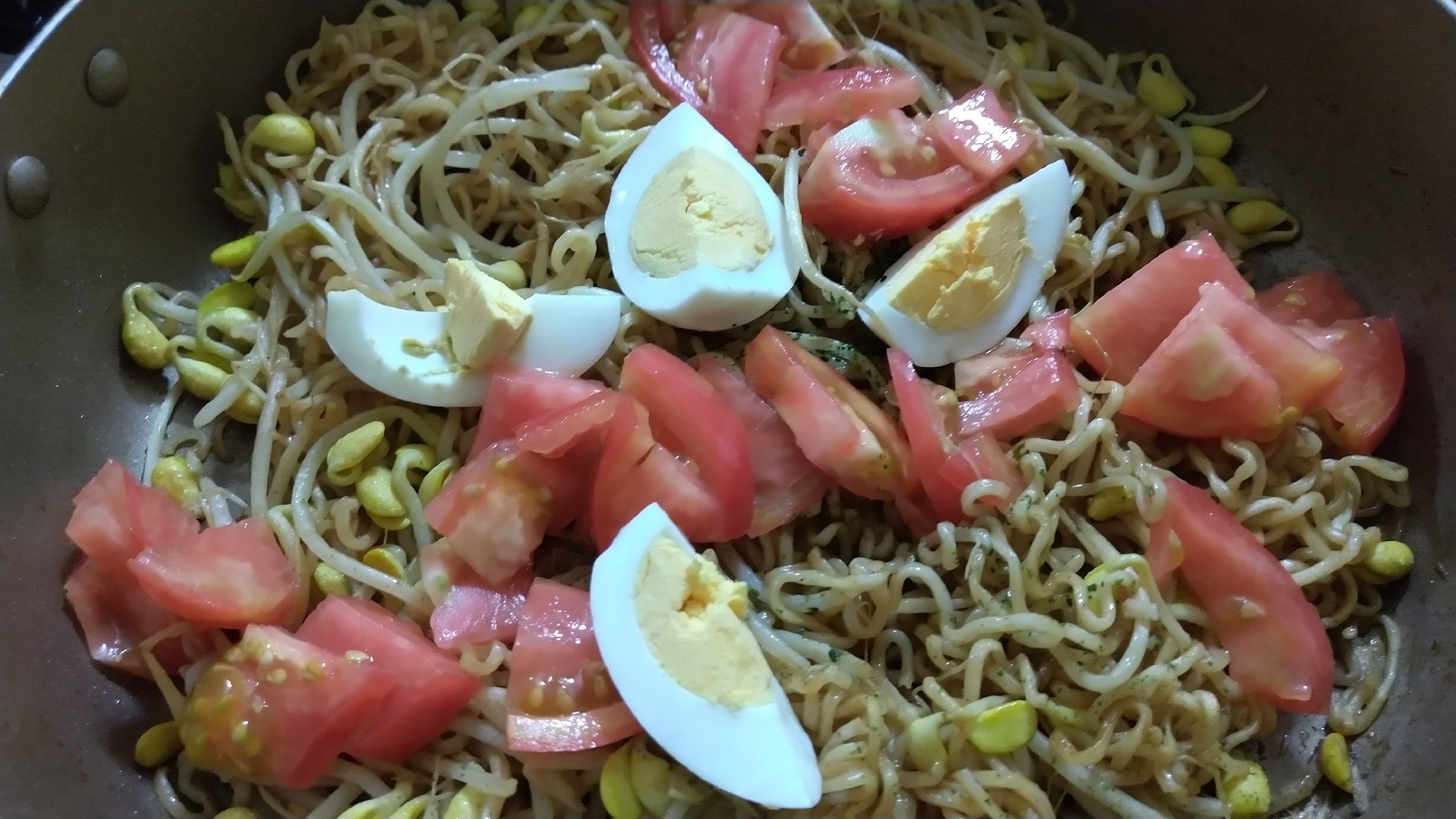 大豆もやし入り焼きそば炒めトマトゆで卵乗せ