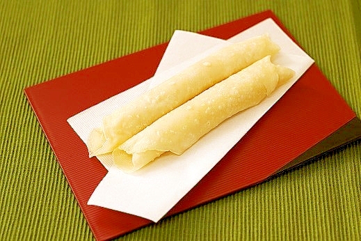 赤い皿に盛り付けたポーポー