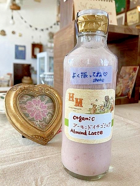 プラントベース　アーモンドミルクイチゴラテ