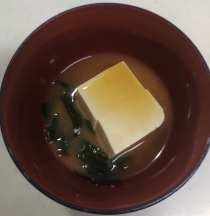 朝食用5分でできるワカメと豆腐の味噌汁