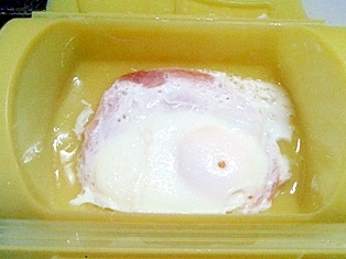 シリコンスチーマーで、ヘルシーなハムエッグ