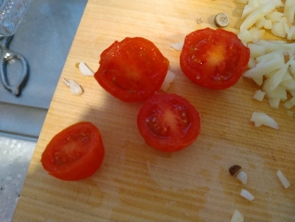 果汁がたっぷり出るミニトマトの切り方