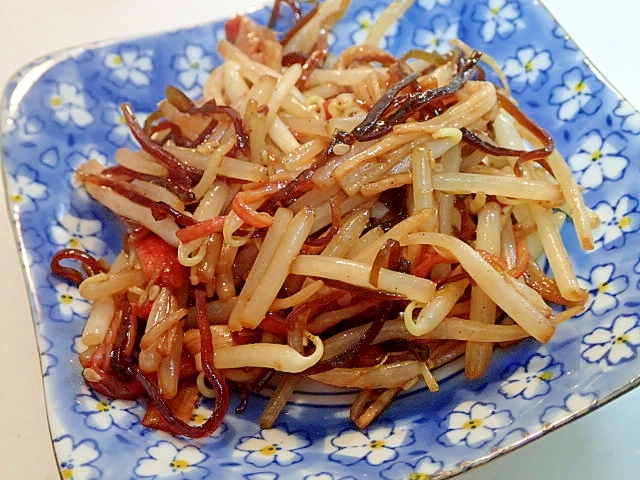 胡麻油で　もやしとかにかまの昆布佃煮炒め