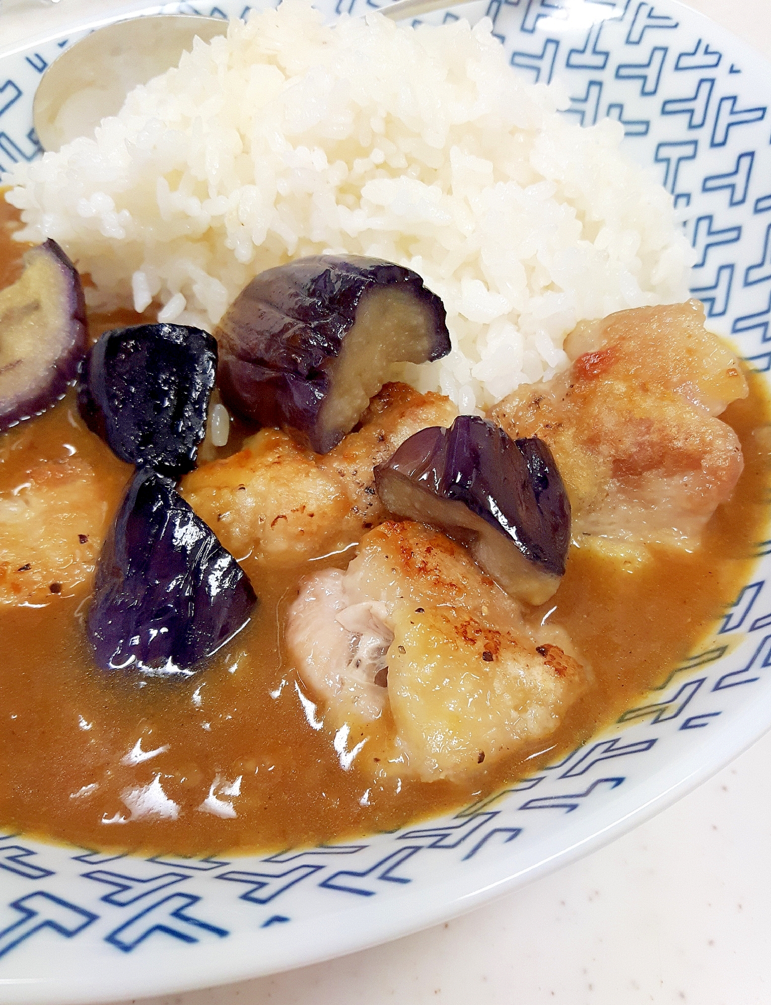 簡単！後のせで鶏肉とナスが際立つボリュームカレー♪