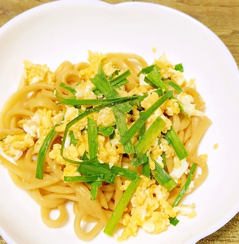 餃子のタレで簡単に！ごま油ニラ玉乗っけの焼ラーメン