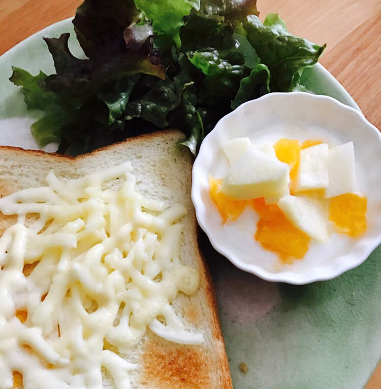 チーズトーストとフルーツヨーグルトの朝ごはん