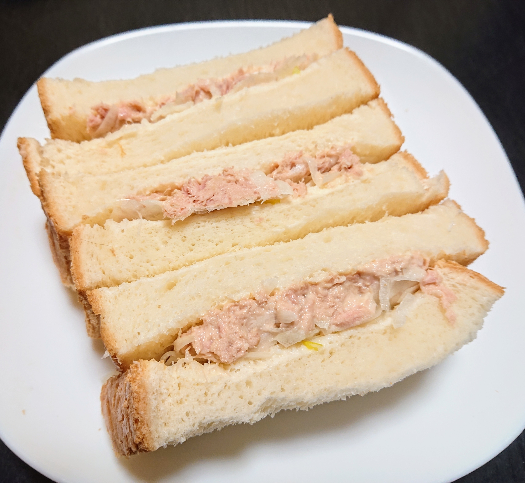玉ねぎたっぷり贅沢ツナマヨサンド