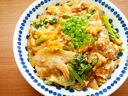 豚こま切れ肉と小松菜のふんわり卵丼