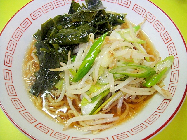 たっぷりもやしのネギわかめラーメン