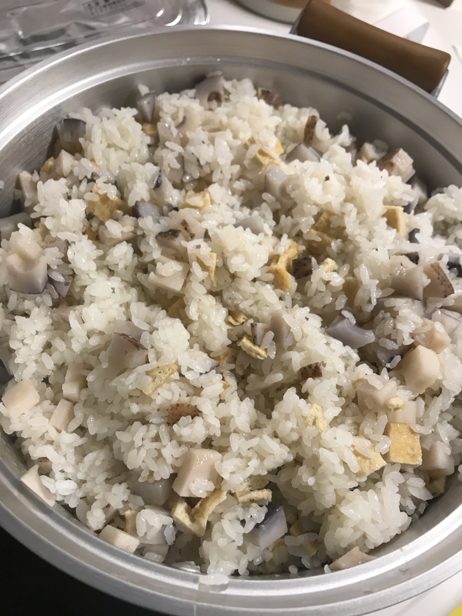 鶏の茹で汁でれんこんと油揚げの炊き込みご飯