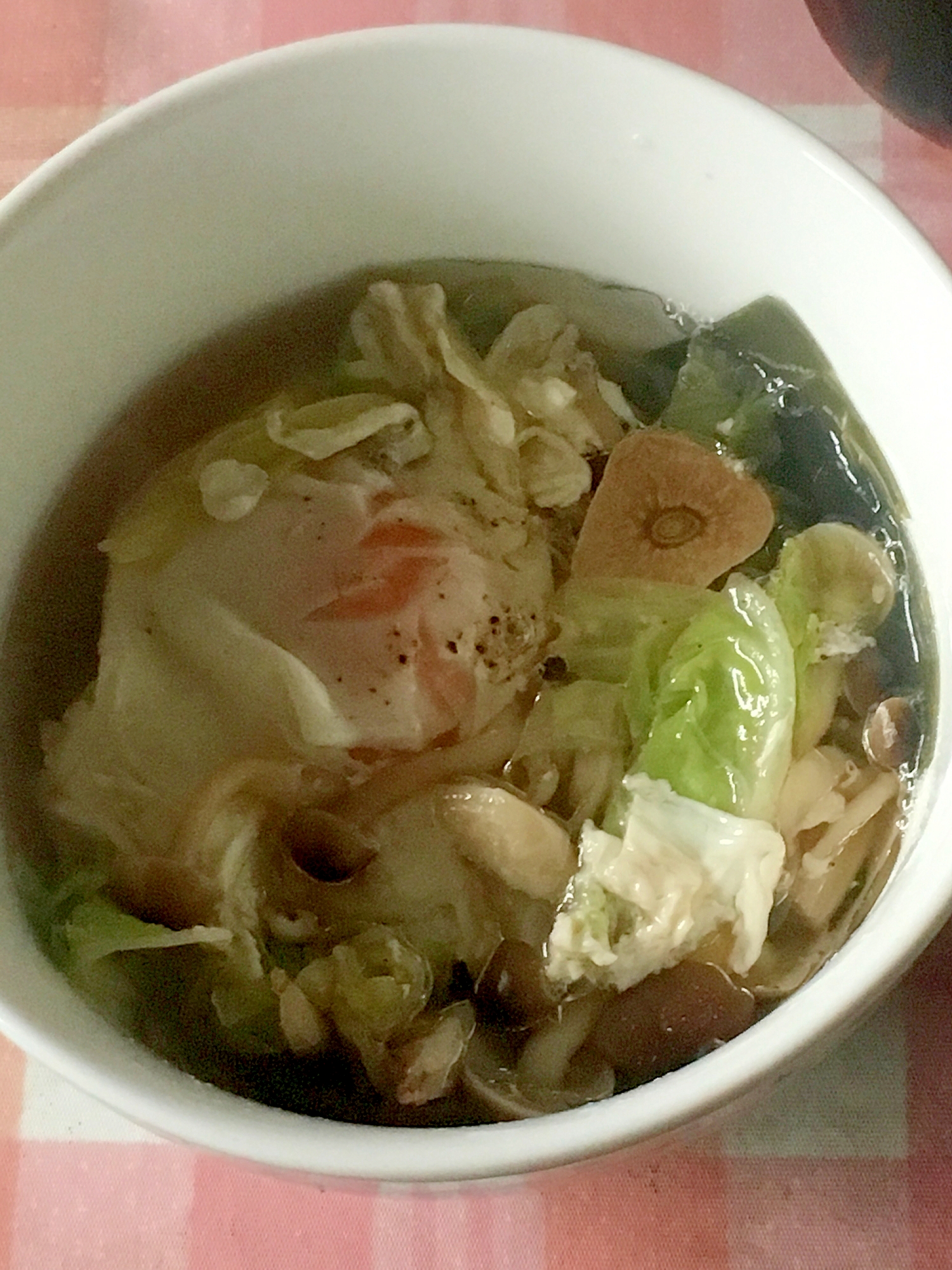 白菜の葉先と舞茸の落とし卵スープ