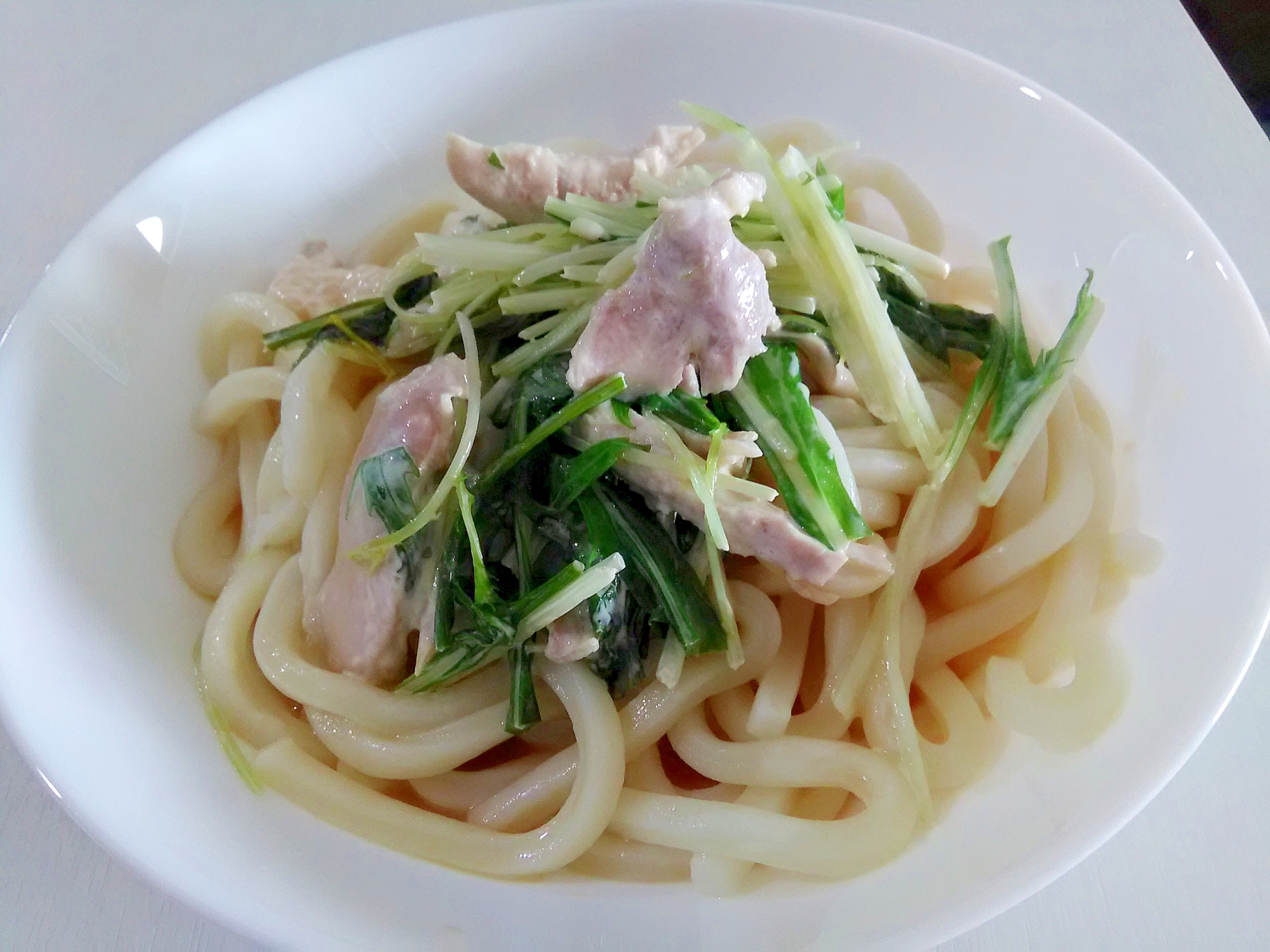 お手軽ランチに☆ゆで鶏と水菜のサラダうどん