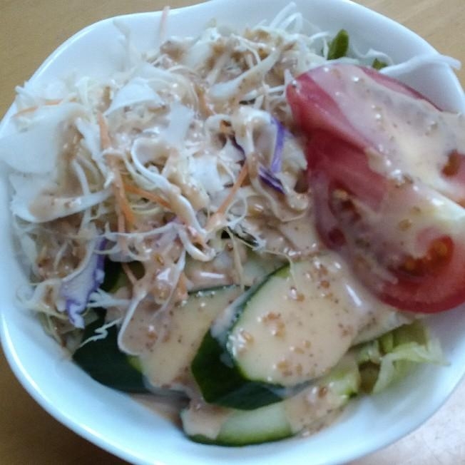 すり胡麻味噌マヨドレッシングのサラダ