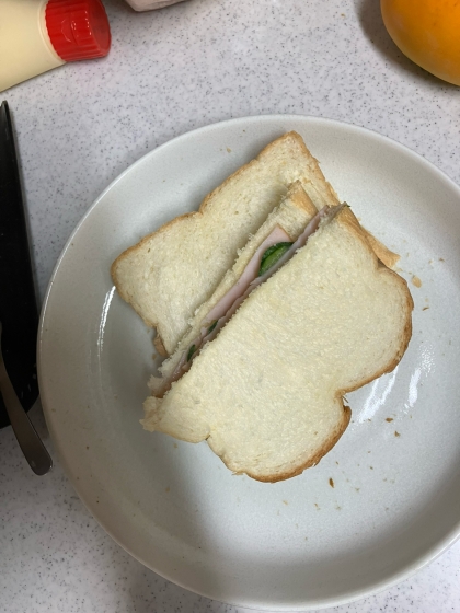 ハムとチーズときゅうりのサンドイッチ