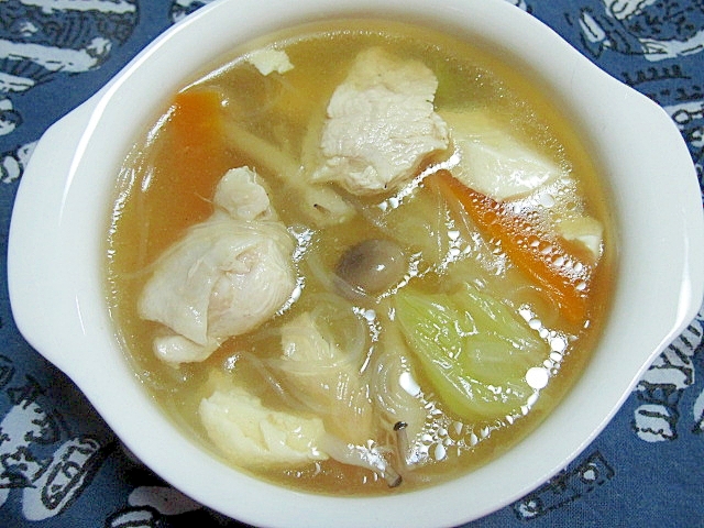 白い器に盛り付けた鶏肉と野菜と豆腐のスープ