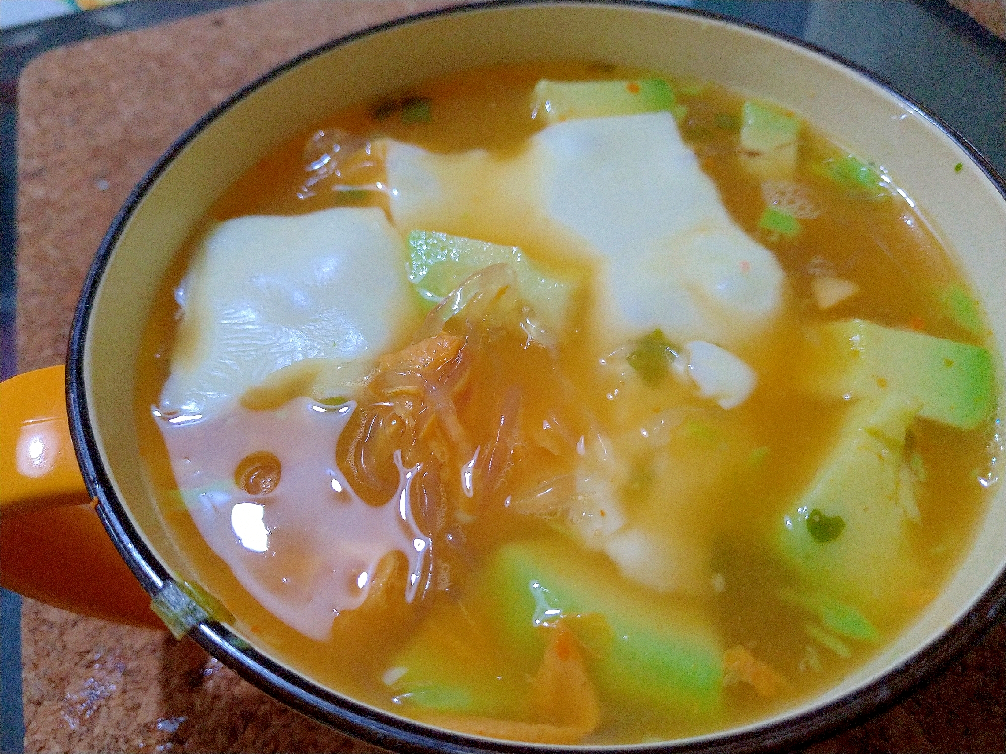 チーズをのせてアボカドと韓国風スープ